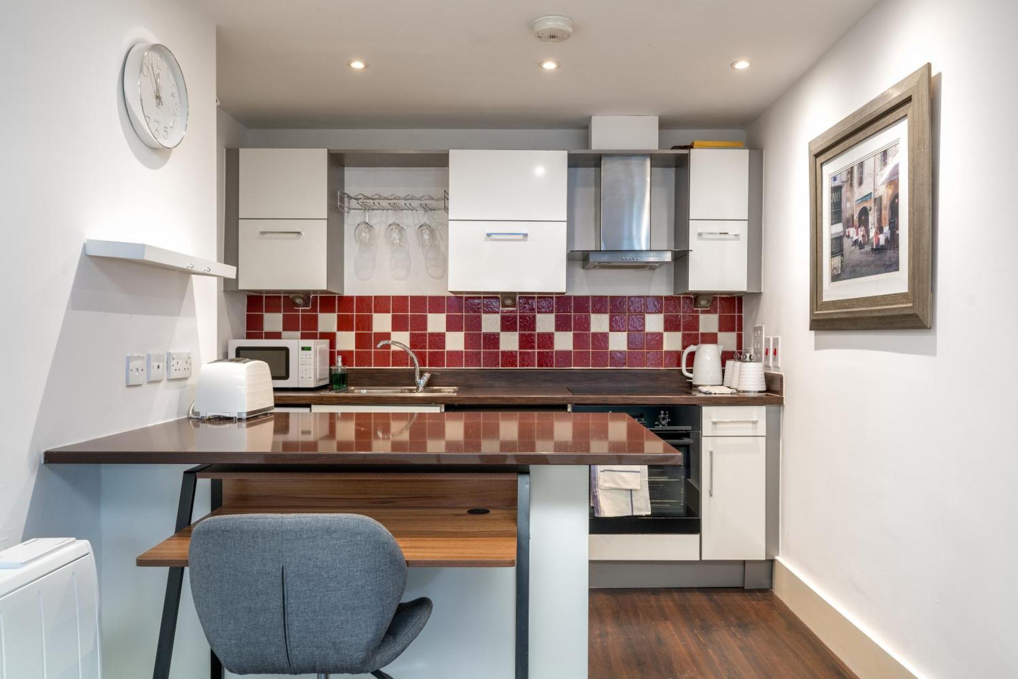 Riverside 1 Bed Basement Flat Near Hampton Court Palace East Molesey Exteriör bild
