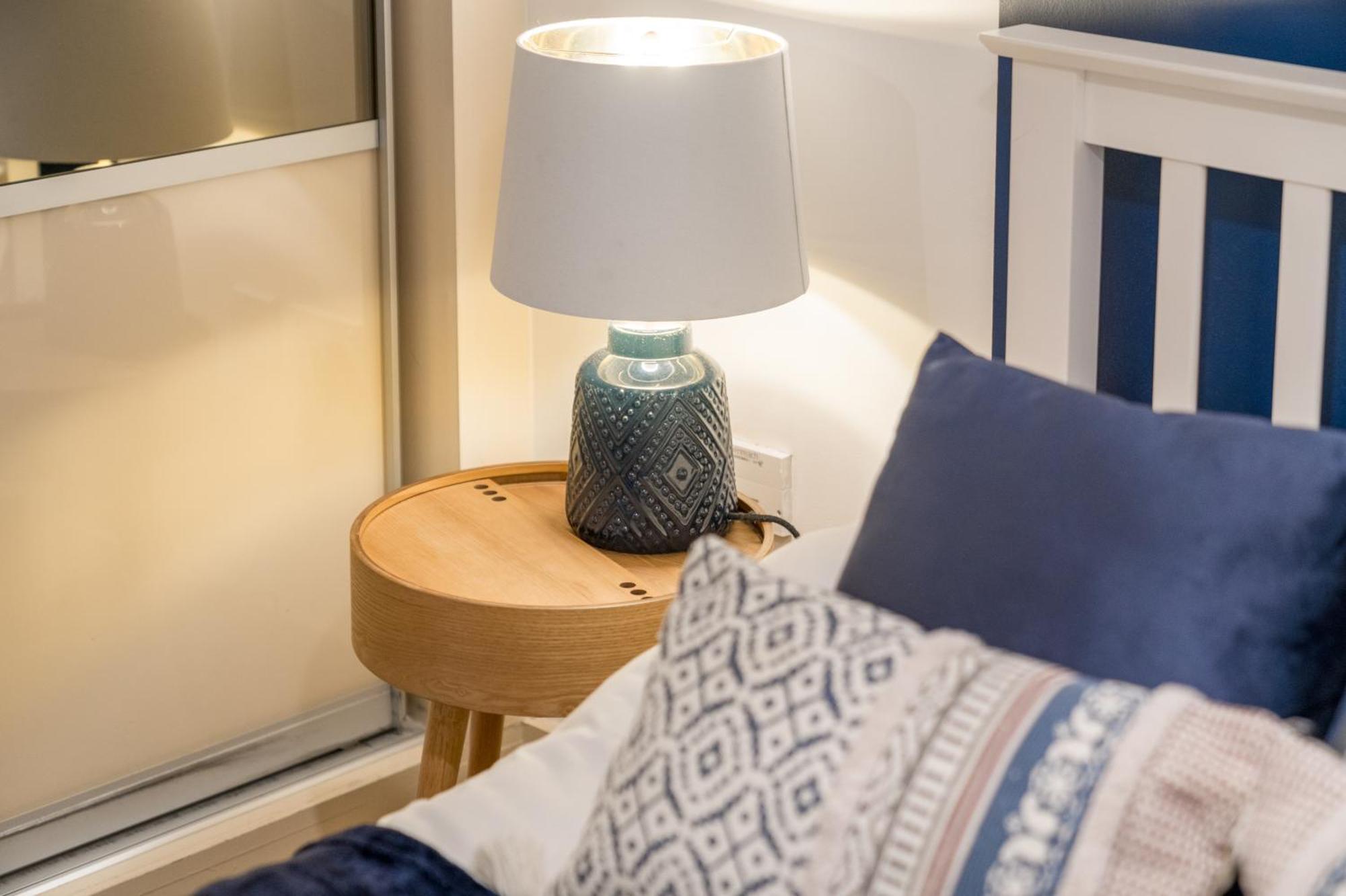 Riverside 1 Bed Basement Flat Near Hampton Court Palace East Molesey Exteriör bild