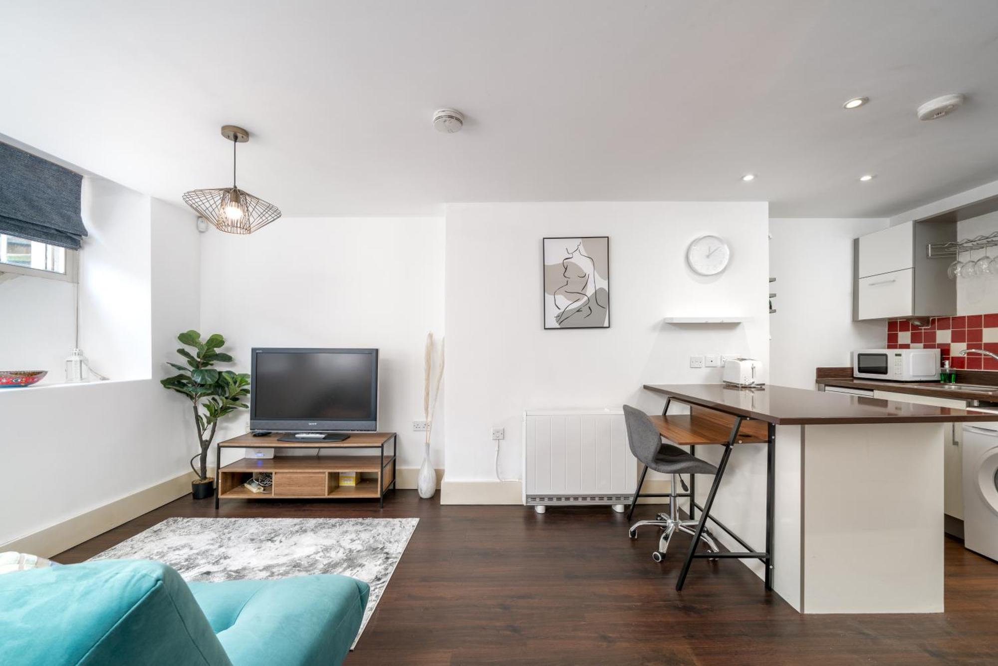 Riverside 1 Bed Basement Flat Near Hampton Court Palace East Molesey Exteriör bild