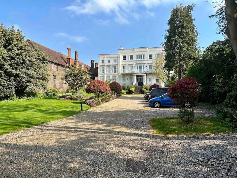 Riverside 1 Bed Basement Flat Near Hampton Court Palace East Molesey Exteriör bild