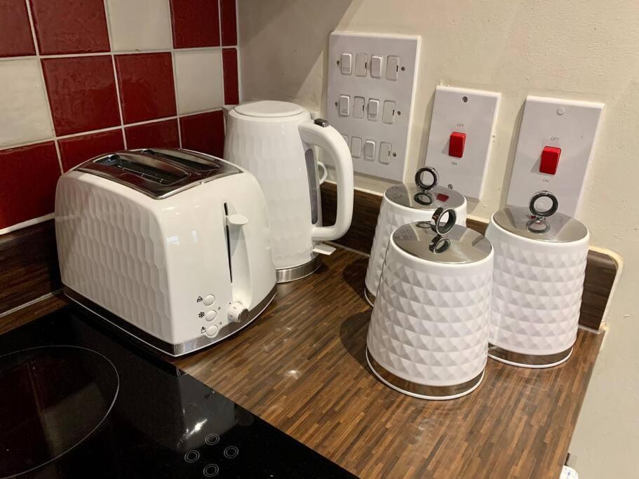 Riverside 1 Bed Basement Flat Near Hampton Court Palace East Molesey Exteriör bild