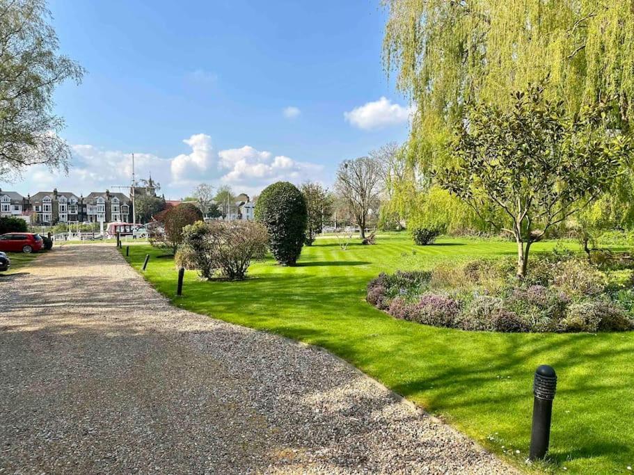 Riverside 1 Bed Basement Flat Near Hampton Court Palace East Molesey Exteriör bild