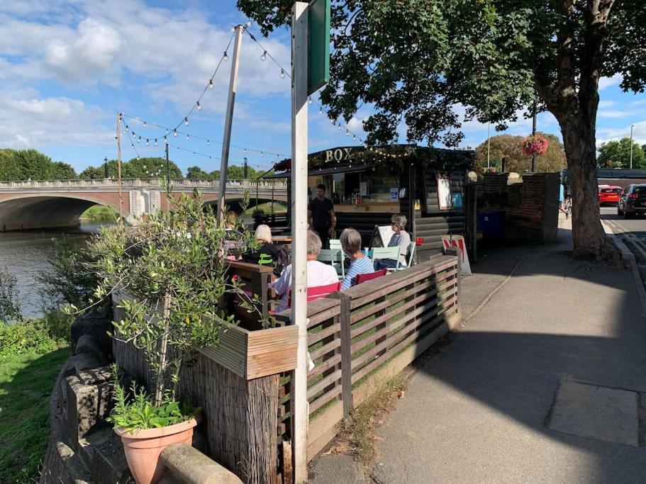 Riverside 1 Bed Basement Flat Near Hampton Court Palace East Molesey Exteriör bild