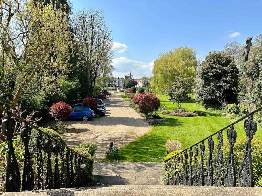 Riverside 1 Bed Basement Flat Near Hampton Court Palace East Molesey Exteriör bild
