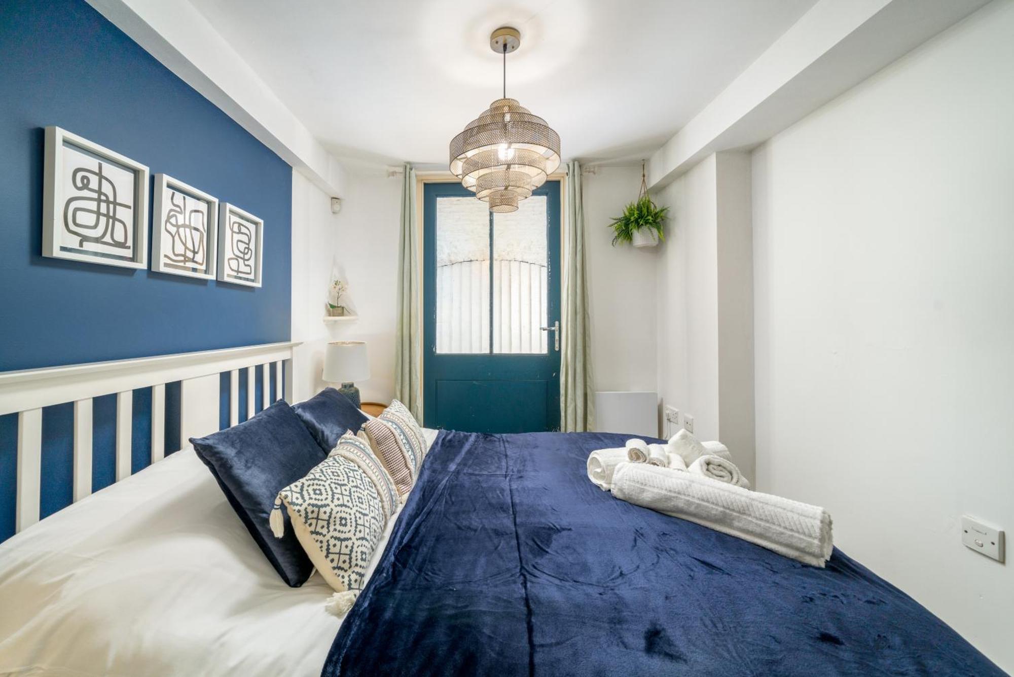 Riverside 1 Bed Basement Flat Near Hampton Court Palace East Molesey Exteriör bild