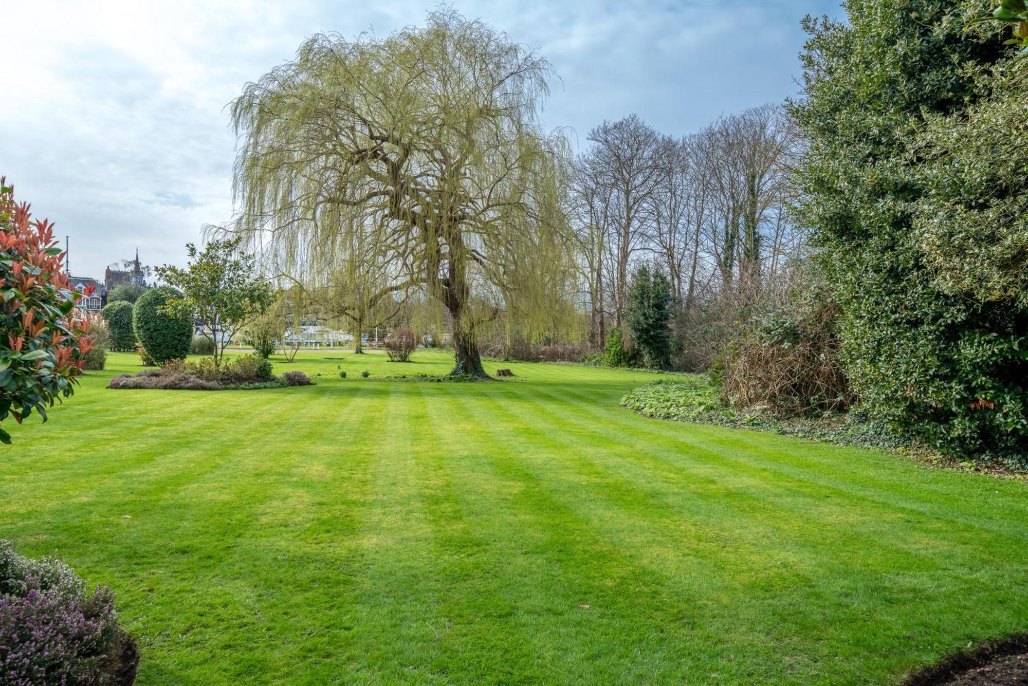 Riverside 1 Bed Basement Flat Near Hampton Court Palace East Molesey Exteriör bild