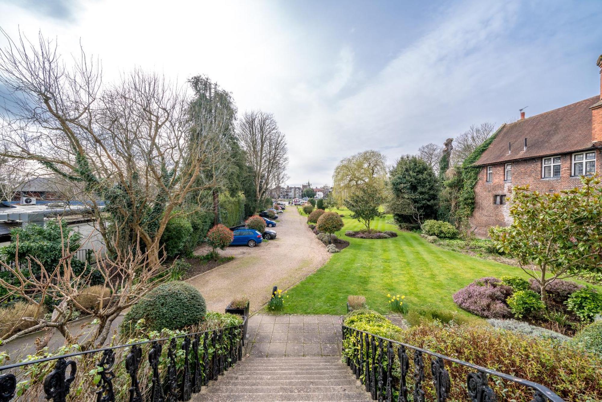 Riverside 1 Bed Basement Flat Near Hampton Court Palace East Molesey Exteriör bild